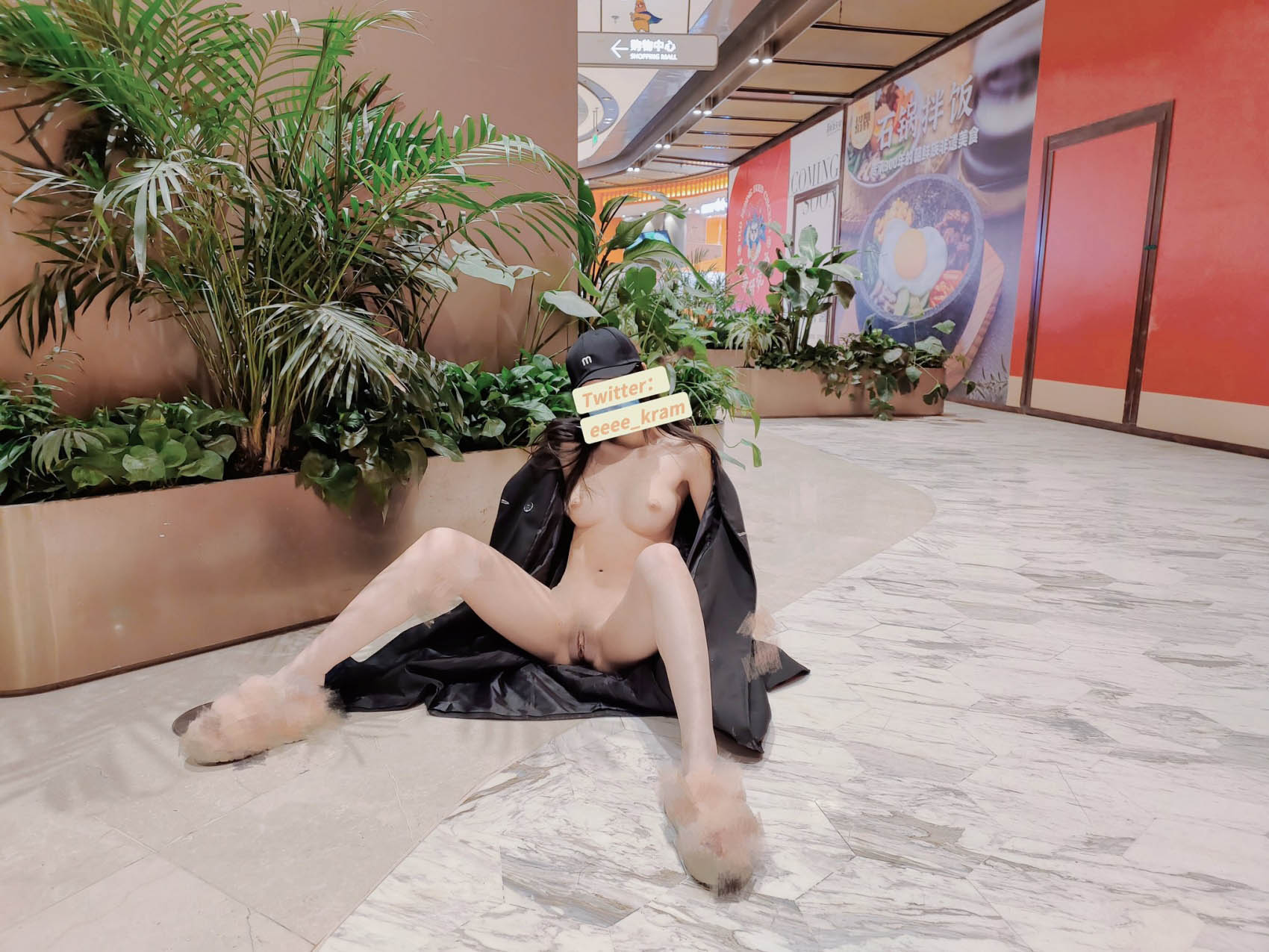 新晋女菩萨【eeee_kram】身材没得说，挑战各种场所露出，高铁餐厅公园车站玩的就是刺激