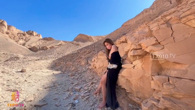 【反差婊女神】美杜莎 寂寞少妇户外旅行露出手淫 野战口爆 被有妇之夫爆肏浪声淫叫 榨汁喷射蜜臀做完还想要[472MB/MP4/28:23]