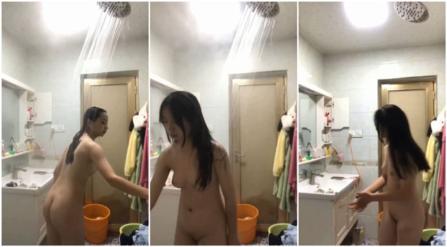 研学旅行时偷拍女同学洗澡,挺爱干净的一个女孩,洗澡的时候把内衣和袜子都洗干净了