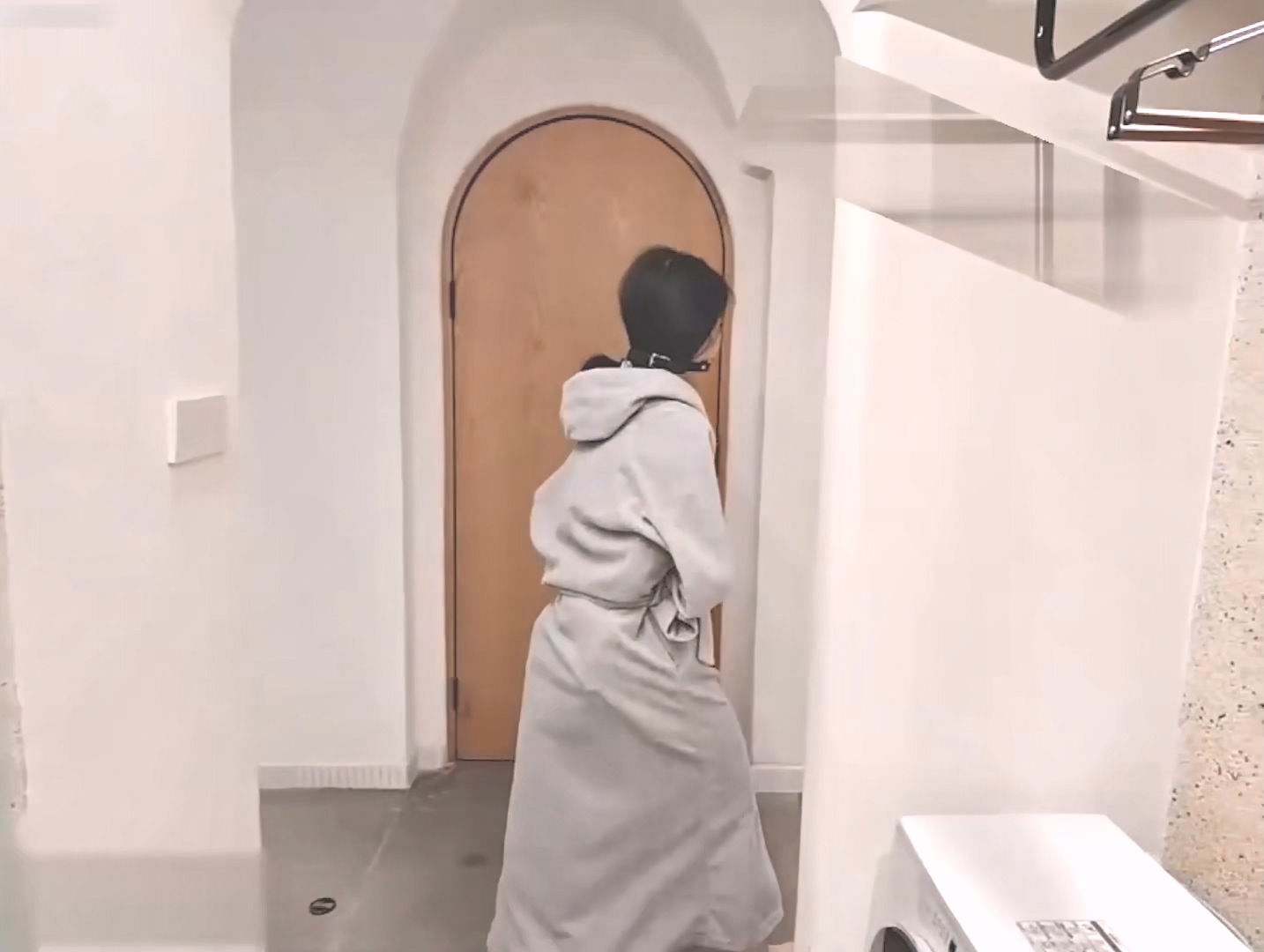 校花嫩妹捆绑调教强制高潮电梯里的KS训练和马路旁露台调教!激发高颜值极品超嫩萝莉M属性,后入中出绝叫高潮 - 截图1