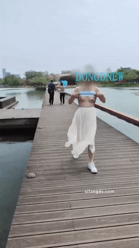 绿帽淫妻大神【DDNEW】，跟单男前后夹击骚老婆，不得不说，老婆是真的骚，还有户外露出