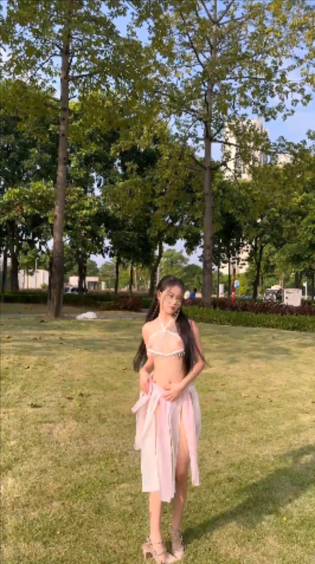 【年度最佳】颜值女神【晴宝】被多位金主包养泄密,第二弹 无论在哪里，什么时候做爱露出各式调教应有尽有 [2.4G/MP4/01:36:22] - 截图36