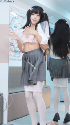 【某站 Yiko湿润兔 咬一口兔娘】丁字裤勒逼 抹油肛塞骚舞黑丝 [853MB/MP4/04:05] - 截图11