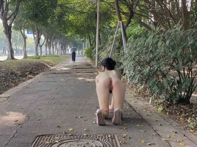 推特美女【退役魔法少女】超强露出合集,宜家人前全裸试坐沙发露出,高铁公园约炮