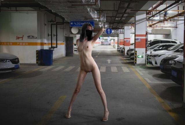 推特美女【退役魔法少女】超强露出合集,宜家人前全裸试坐沙发露出,高铁公园约炮