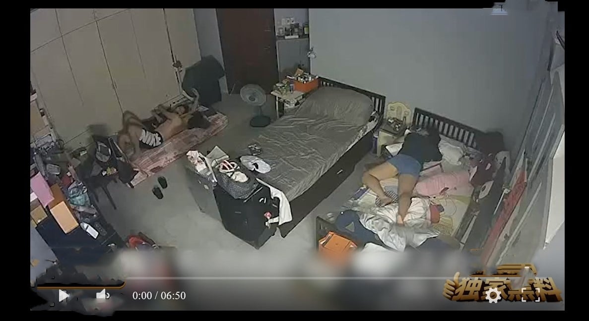 【家庭监控破解】午睡时乘妹妹睡着偷偷帮男友口爆!妹妹起身发现后尴尬转身! - 截图2