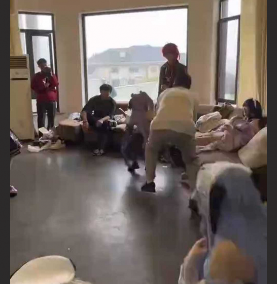 浙江杭州mcn圆梦阁二次元漫展变淫趴?重现高老庄猪八戒蒙眼抓媳妇儿大场面 - 截图5