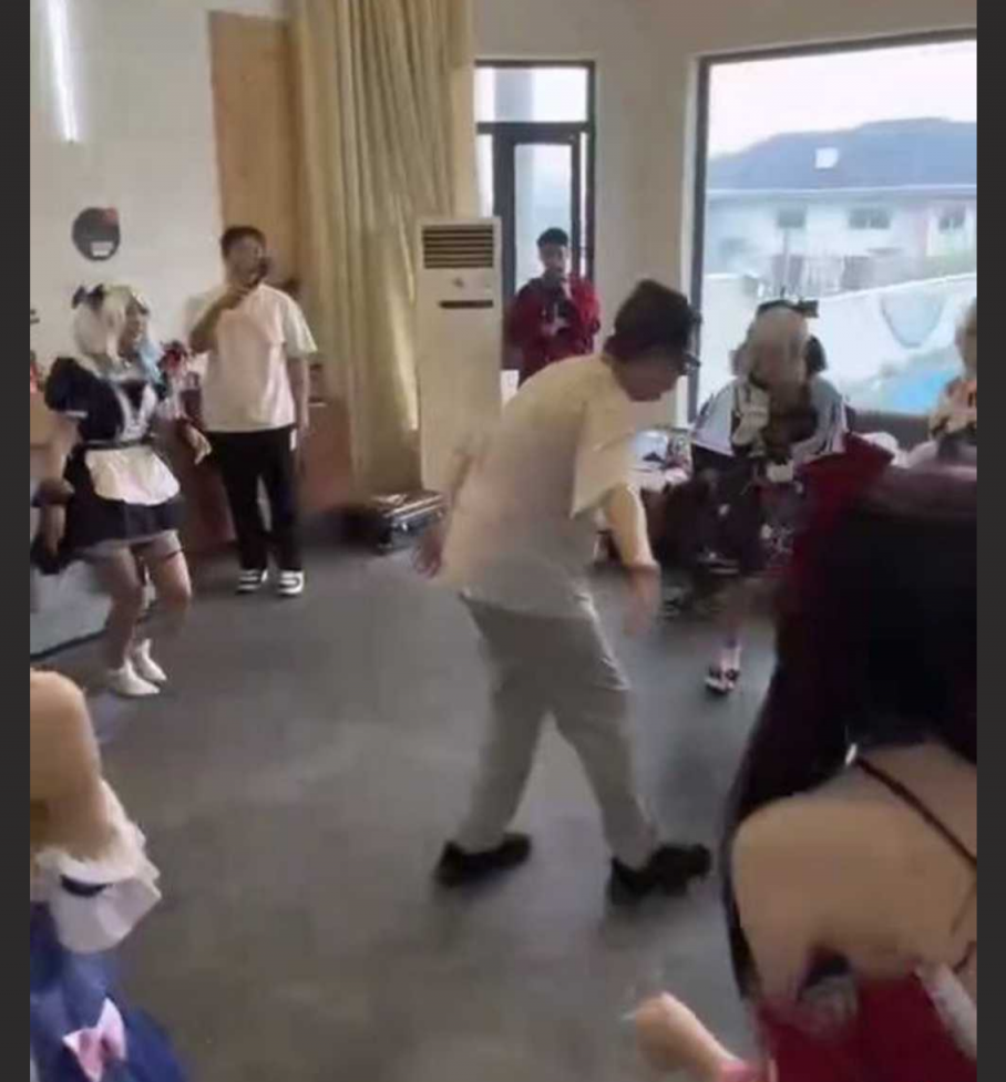 浙江杭州mcn圆梦阁二次元漫展变淫趴?重现高老庄猪八戒蒙眼抓媳妇儿大场面 - 截图6