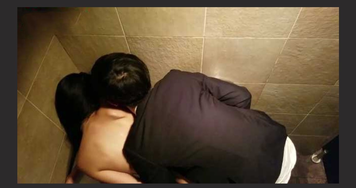 香港兰桂坊酒吧厕所偷拍 激情男女无视场所性爱 视频热度冲上香港热搜榜! - 截图3