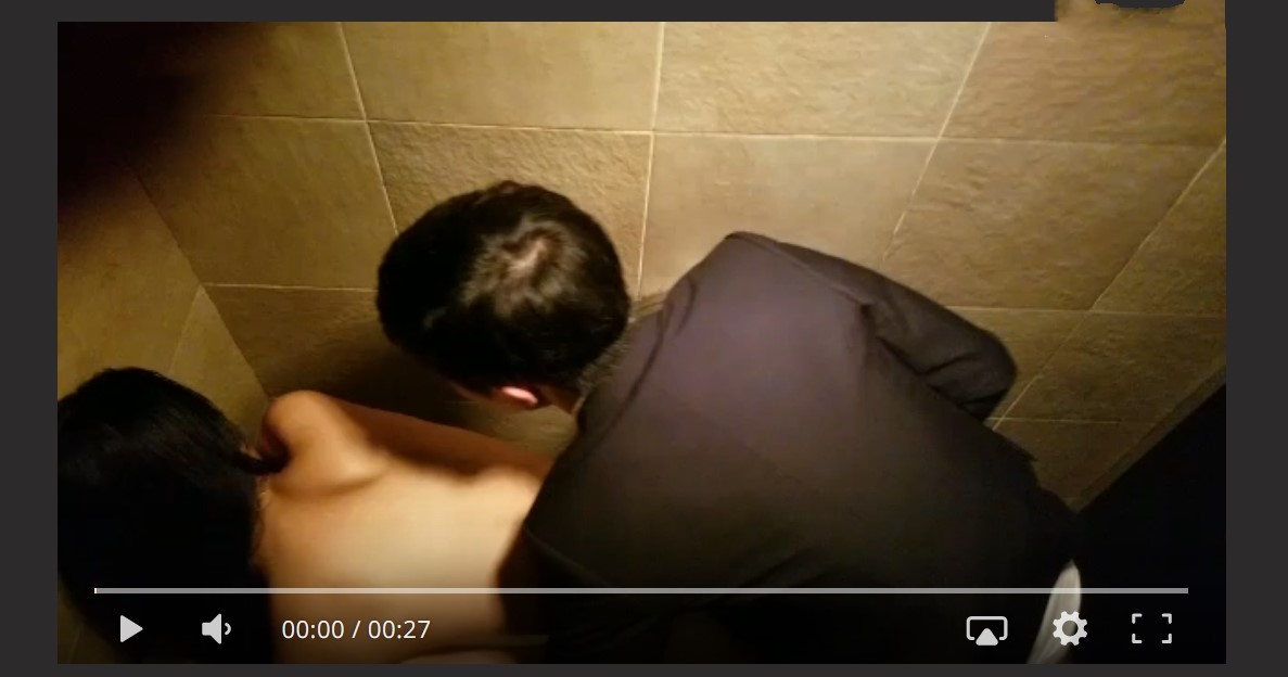 香港兰桂坊酒吧厕所偷拍 激情男女无视场所性爱 视频热度冲上香港热搜榜! - 截图5