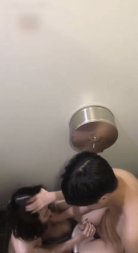 猎奇北京某中 学俩学生逃课在万达厕所啪啪,你吞我的大吊,我啃你的美鲍,缠绵悱恻! - 截图1