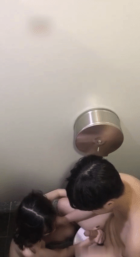 猎奇北京某中 学俩学生逃课在万达厕所啪啪,你吞我的大吊,我啃你的美鲍,缠绵悱恻! - 截图2