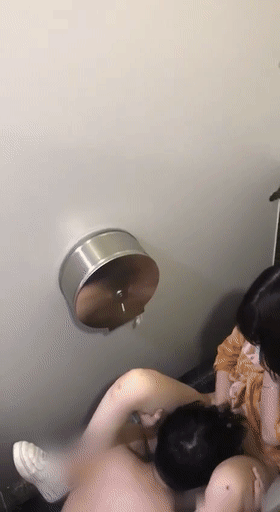猎奇北京某中 学俩学生逃课在万达厕所啪啪,你吞我的大吊,我啃你的美鲍,缠绵悱恻! - 截图4