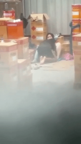 【门事件】 广东揭阳锡场华清村骚妇和男小三在厂库内偷情被曝光! - 截图1