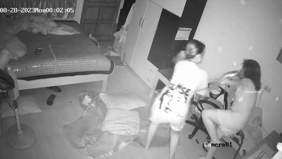 流出黑客破解家庭网络摄像头TP青春期妹妹发骚偷拿姐姐自慰棒自慰被发现大打出手拿根棍子警告她 - 截图3