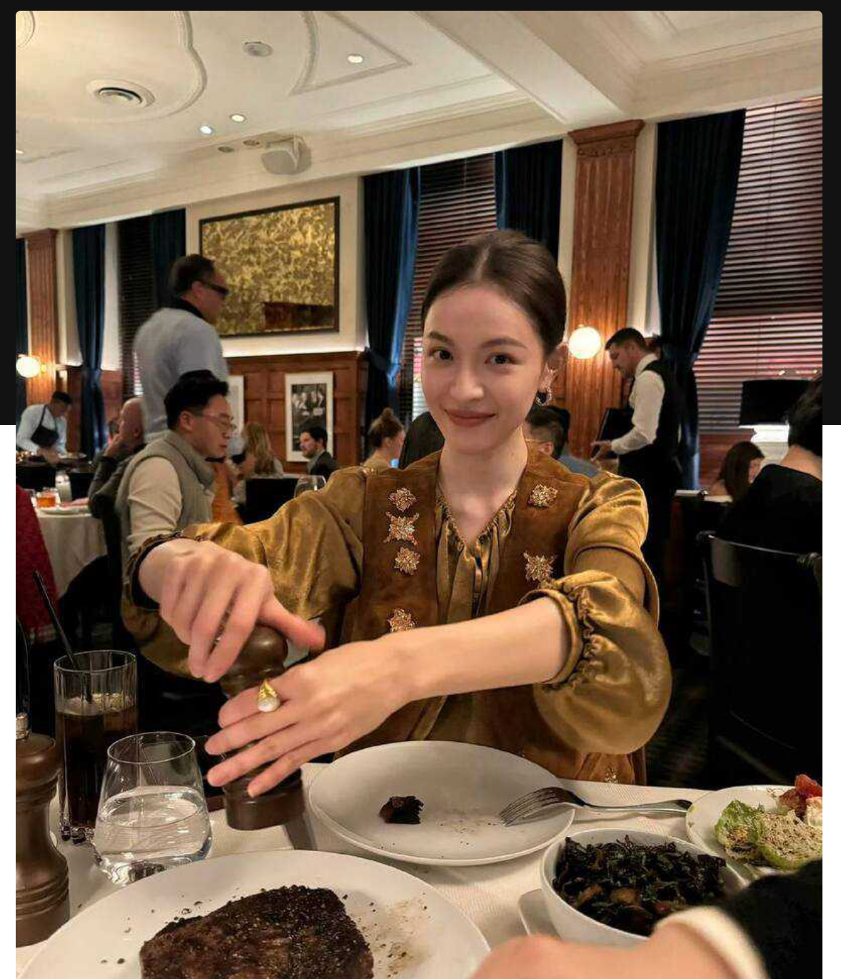 内娱女演员钟楚曦金鸡奖后台化妆冲上热搜,随之黑料被扒 与冯小刚同游澳门,且私生活混乱出轨 - 截图14