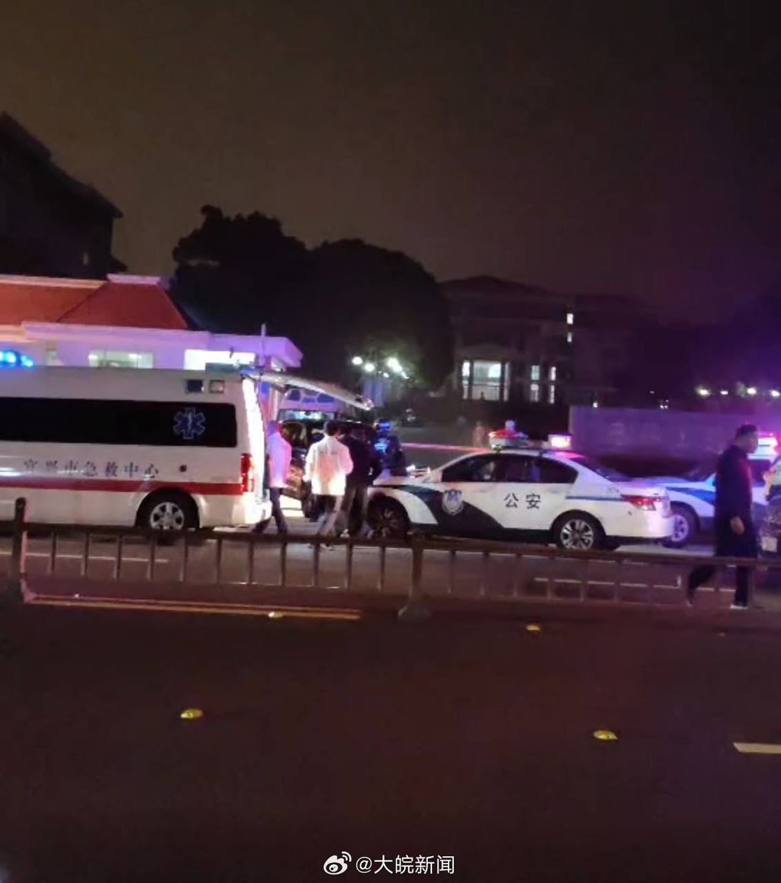 无锡工艺职业技术学院砍人事件11V 学生徐加金持刀伤人 现场版视频混剪 - 截图3