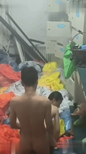 【门事件】大连市第24中学在存放幕布的仓库中做爱两个人发现被偷拍后呆住的表情太可爱了! - 截图2