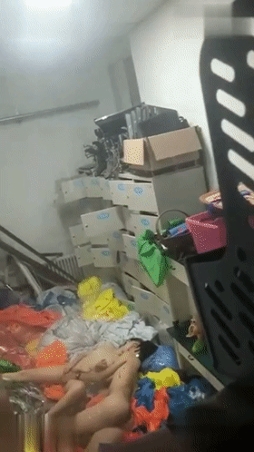 【门事件】大连市第24中学在存放幕布的仓库中做爱两个人发现被偷拍后呆住的表情太可爱了! - 截图5