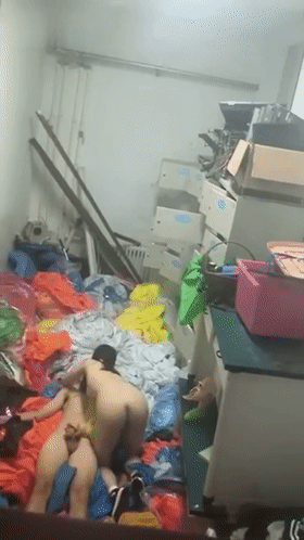 【门事件】大连市第24中学在存放幕布的仓库中做爱两个人发现被偷拍后呆住的表情太可爱了! - 截图4