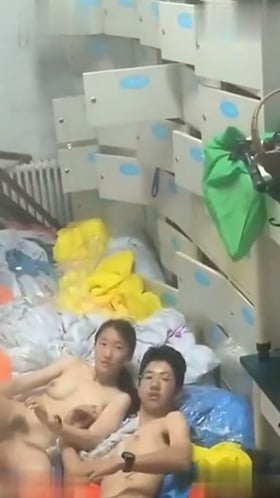 【门事件】大连市第24中学在存放幕布的仓库中做爱两个人发现被偷拍后呆住的表情太可爱了! - 截图6
