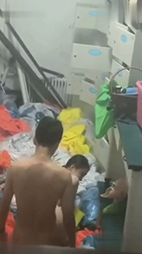 【门事件】大连市第24中学在存放幕布的仓库中做爱两个人发现被偷拍后呆住的表情太可爱了! - 截图3