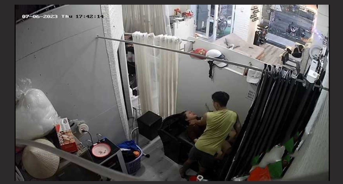 真实监控偷拍欲姐少妇去发廊洗头 被小鲜肉掐着脖子抠逼舔穴 高潮捂住嘴巴不敢叫出声！