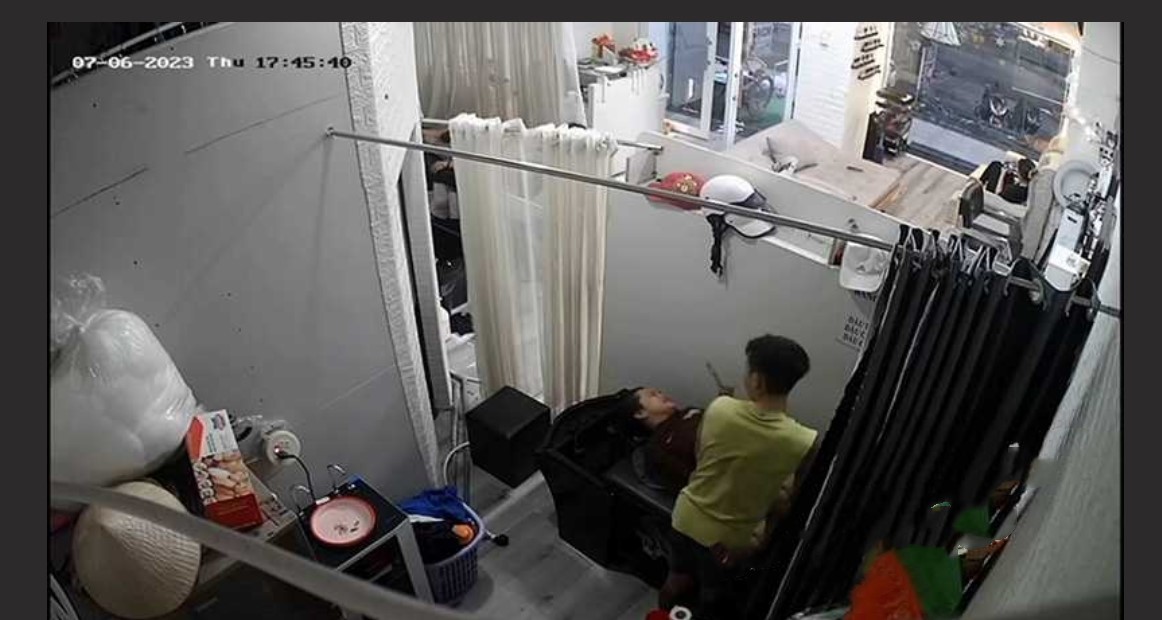 真实监控偷拍欲姐少妇去发廊洗头 被小鲜肉掐着脖子抠逼舔穴 高潮捂住嘴巴不敢叫出声！