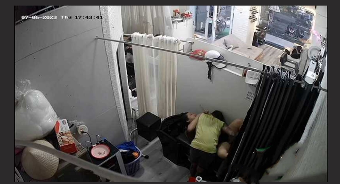 真实监控偷拍欲姐少妇去发廊洗头 被小鲜肉掐着脖子抠逼舔穴 高潮捂住嘴巴不敢叫出声！