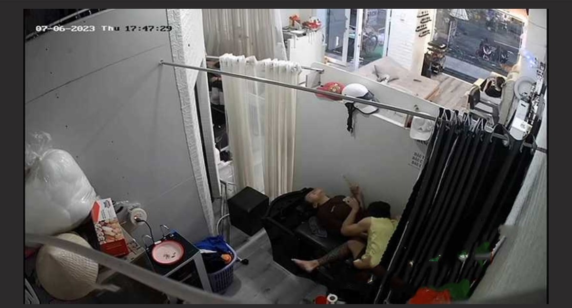 真实监控偷拍欲姐少妇去发廊洗头 被小鲜肉掐着脖子抠逼舔穴 高潮捂住嘴巴不敢叫出声！