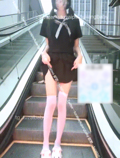 边走边尿小可爱跟金主爸爸在户外玩遥控跳蛋 他一下子调到最大档 也没人告诉我在外面玩能喷一地啊 - 截图16