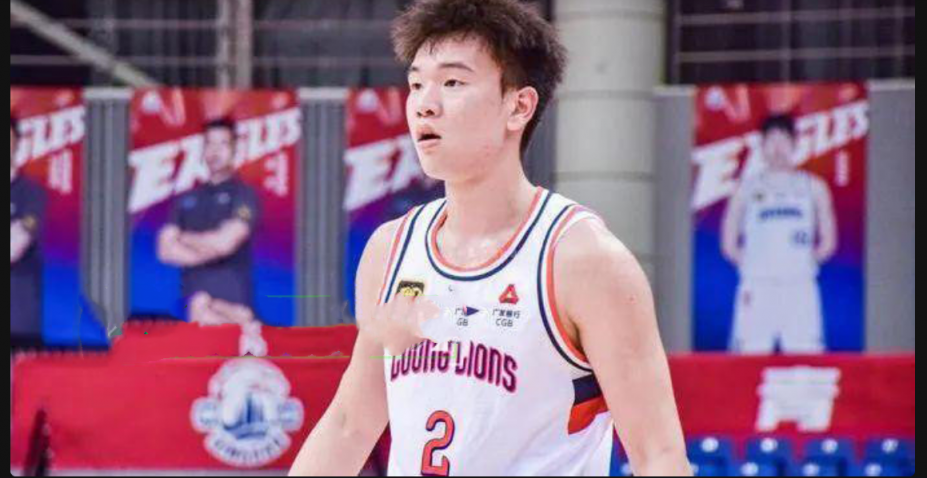体育生给艺术生通宵补课 一个抓球 一个吹箫!广州龙狮男篮 CBA球员 张兴亮 将女友装进行李箱偷偷带回宿舍 - 截图2
