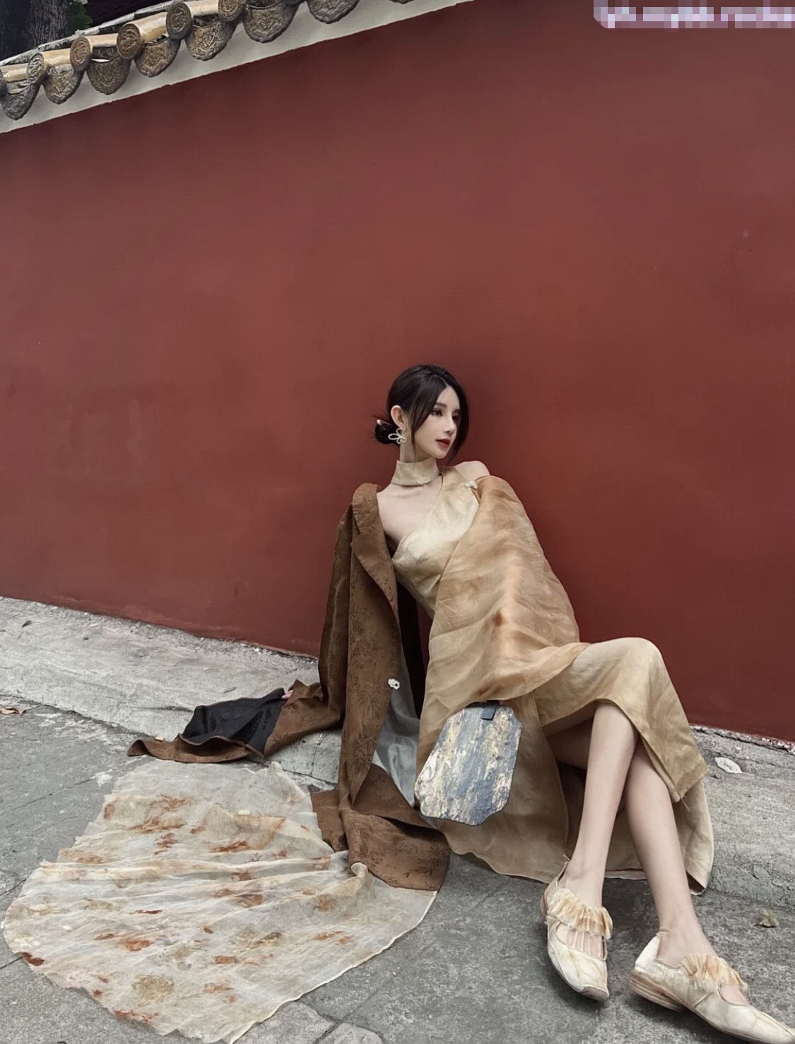 气质旗袍御姐 性感的旗袍舞蹈老师 老师三个月没做爱了穿着旗袍让我后入翘臀 平时有多高冷 床上就有多饥渴 - 截图2
