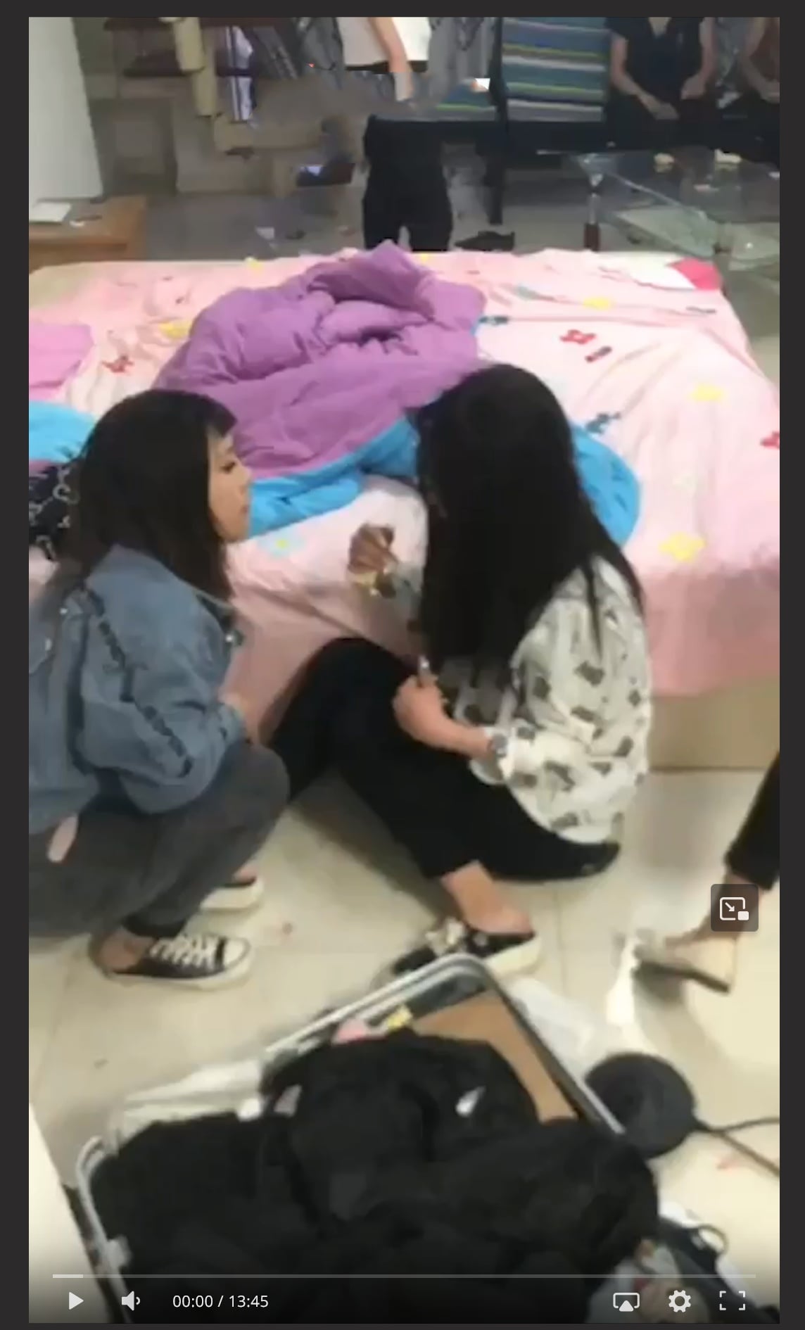 精神小伙捉J!女友出轨好兄弟被捉J在床 众人对好兄弟大打出手 然后让纹身小哥强J自己女友! - 截图9