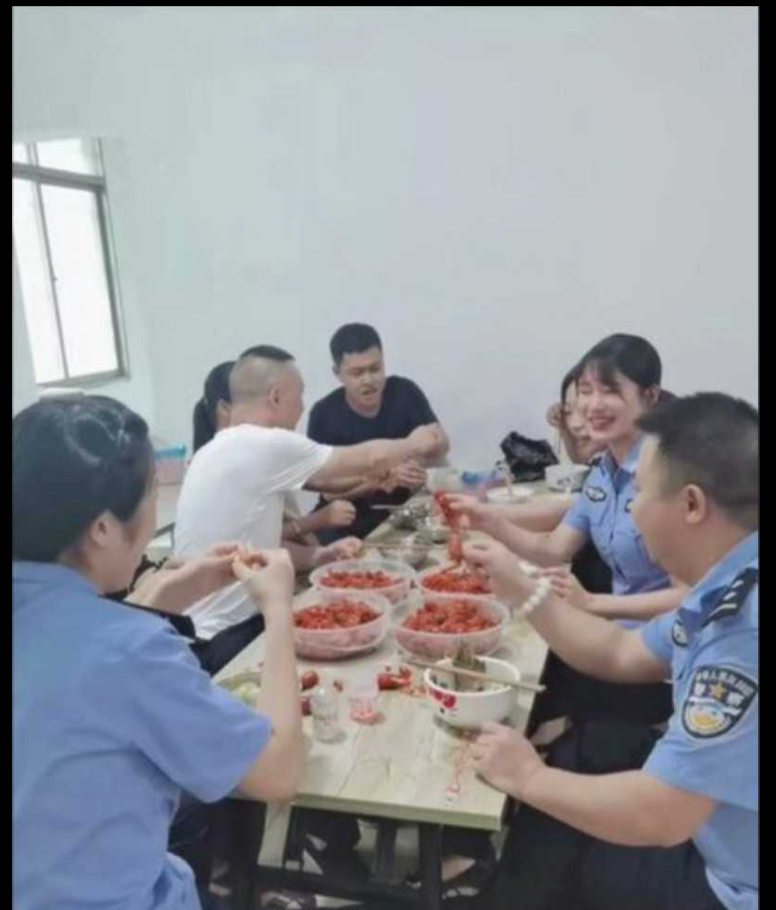 派出所淫魔!禽兽民警推特匿名发布大量和女警性爱视频 以及偷拍派出所内女警日常的照片视频 配文不堪入目 - 截图2