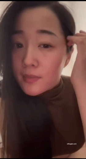极品轻熟女镜头前搔首弄姿,长发熟女看着实在是韵味十足,脱下紧身皮裤露出肥肥的鲍鱼,真的好想插入骚逼啊! - 截图4