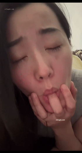 极品轻熟女镜头前搔首弄姿,长发熟女看着实在是韵味十足,脱下紧身皮裤露出肥肥的鲍鱼,真的好想插入骚逼啊! - 截图9