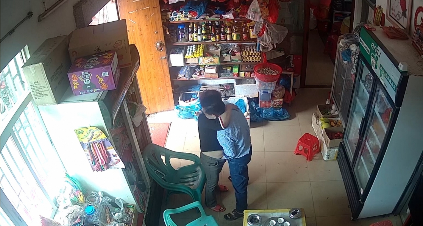 精品偸情泄密农村小商店监控破解真实偸拍小叔子与开商店的嫂子勾搭成奸大白天人来客往也忍不住在店里干抠逼吃奶 - 截图1