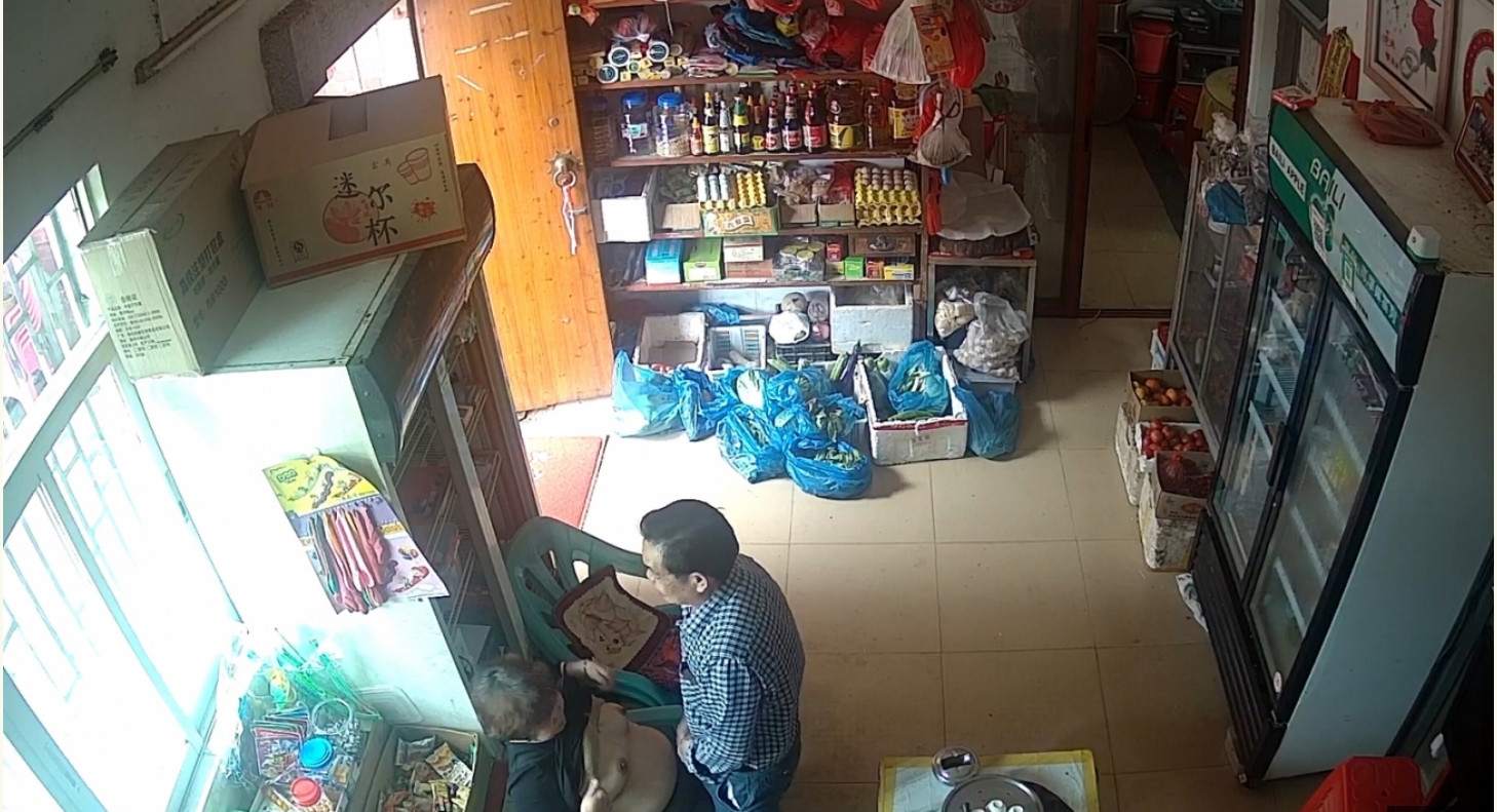 精品偸情泄密农村小商店监控破解真实偸拍小叔子与开商店的嫂子勾搭成奸大白天人来客往也忍不住在店里干抠逼吃奶 - 截图3