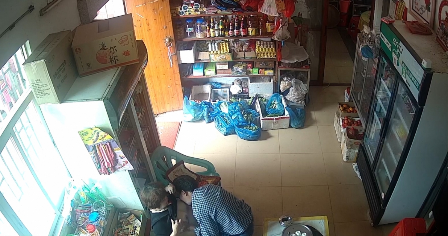 精品偸情泄密农村小商店监控破解真实偸拍小叔子与开商店的嫂子勾搭成奸大白天人来客往也忍不住在店里干抠逼吃奶 - 截图2