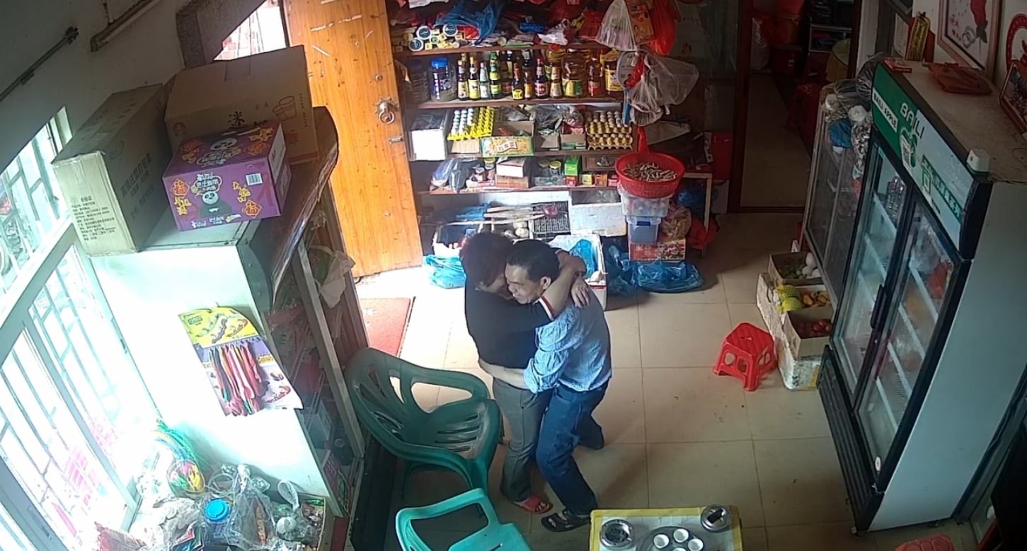 精品偸情泄密农村小商店监控破解真实偸拍小叔子与开商店的嫂子勾搭成奸大白天人来客往也忍不住在店里干抠逼吃奶 - 截图5