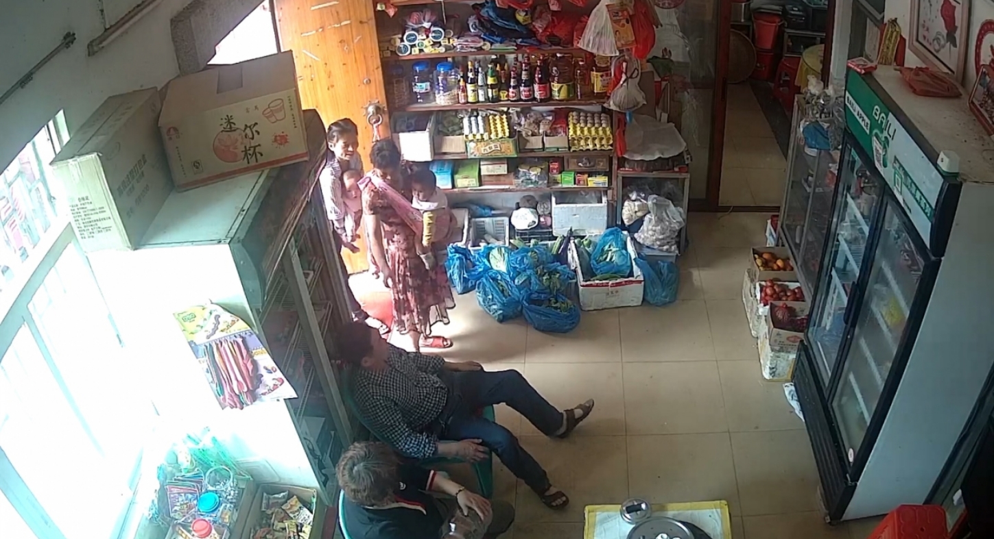 精品偸情泄密农村小商店监控破解真实偸拍小叔子与开商店的嫂子勾搭成奸大白天人来客往也忍不住在店里干抠逼吃奶 - 截图4