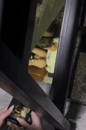 猎奇小情侣在楼梯间啪啪,男的太弱了没艹几下鸡巴就软了,给你机会不中用啊,放开她让我来! - 截图6