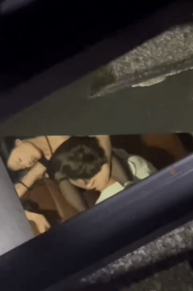 猎奇小情侣在楼梯间啪啪,男的太弱了没艹几下鸡巴就软了,给你机会不中用啊,放开她让我来! - 截图7
