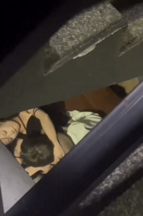 猎奇小情侣在楼梯间啪啪,男的太弱了没艹几下鸡巴就软了,给你机会不中用啊,放开她让我来! - 截图9
