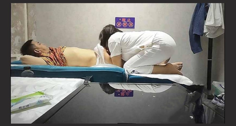 城中村养生馆里的特殊服务!老板娘偷拍来店里按摩的客人,勾引他们做特殊服务! - 截图4
