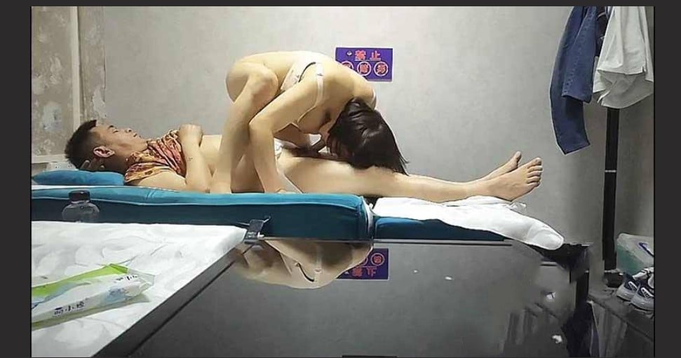 城中村养生馆里的特殊服务!老板娘偷拍来店里按摩的客人,勾引他们做特殊服务! - 截图5