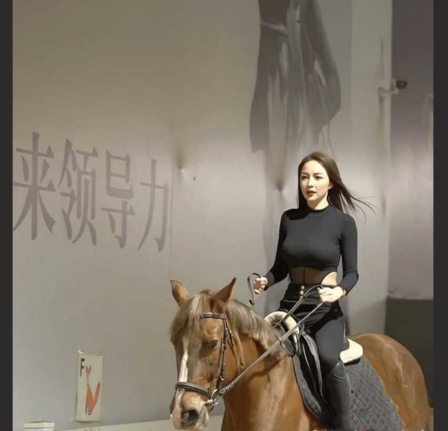 王钟瑶5分37秒出轨视频事件全裸展示逆天腰臀 媚骨天成全网疯传!不雅视频在婚礼仪式上,通过大屏幕放了出来 - 截图14