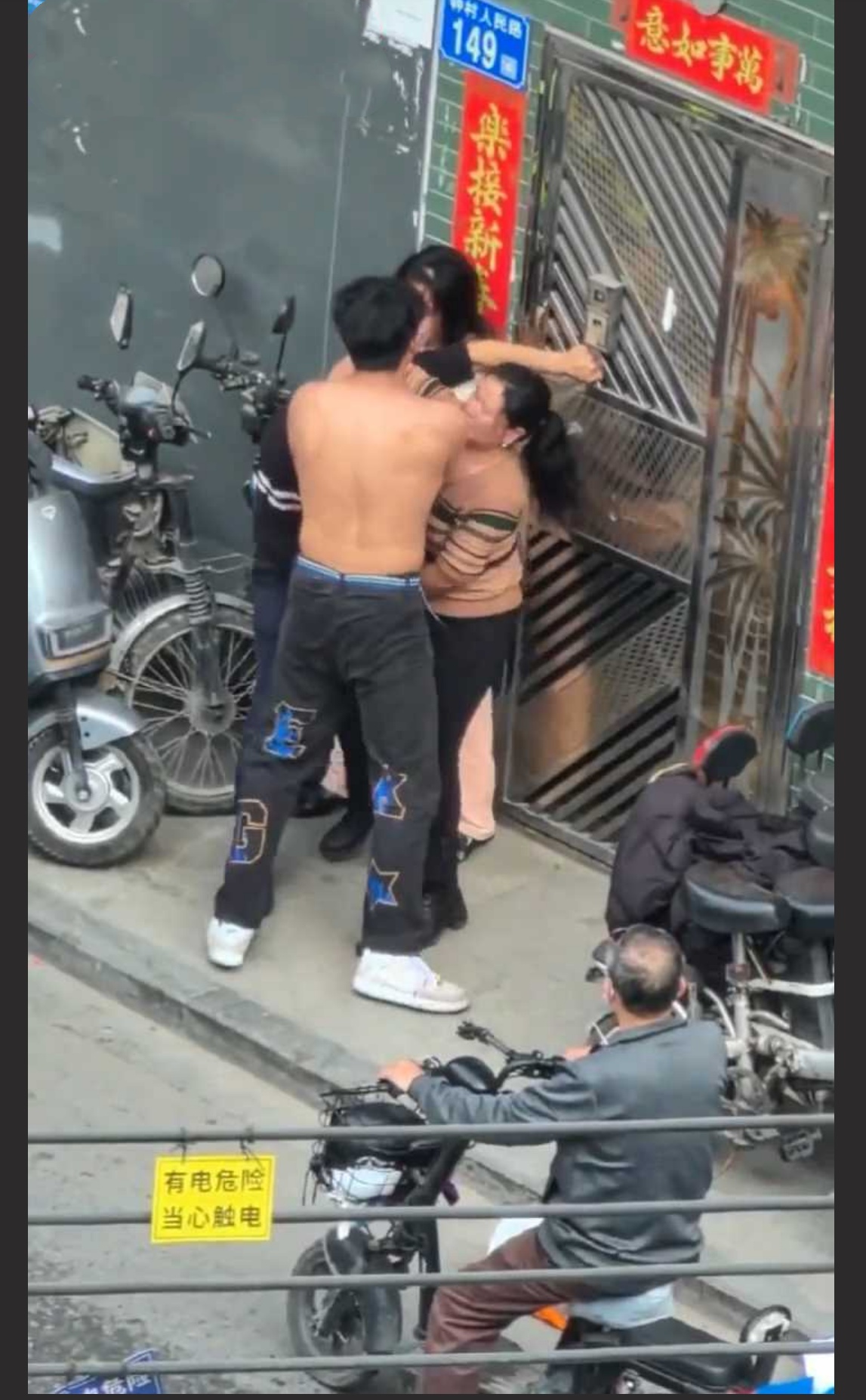真实乱伦遭捉奸~广东番禹钟村公公把儿媳睡了 这个世界终于是乱了!