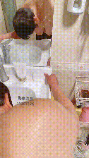 震撼超强乱L真实原创逆天大神牛逼操作先是妈妈后是姥姥最强刺激洗手间霸王硬上弓内射61岁吊钟巨乳姥姥对话有字幕 - 截图3